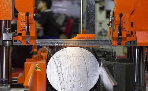 总口管理区立式金属带锯床切削出现跑带故障解决方法！